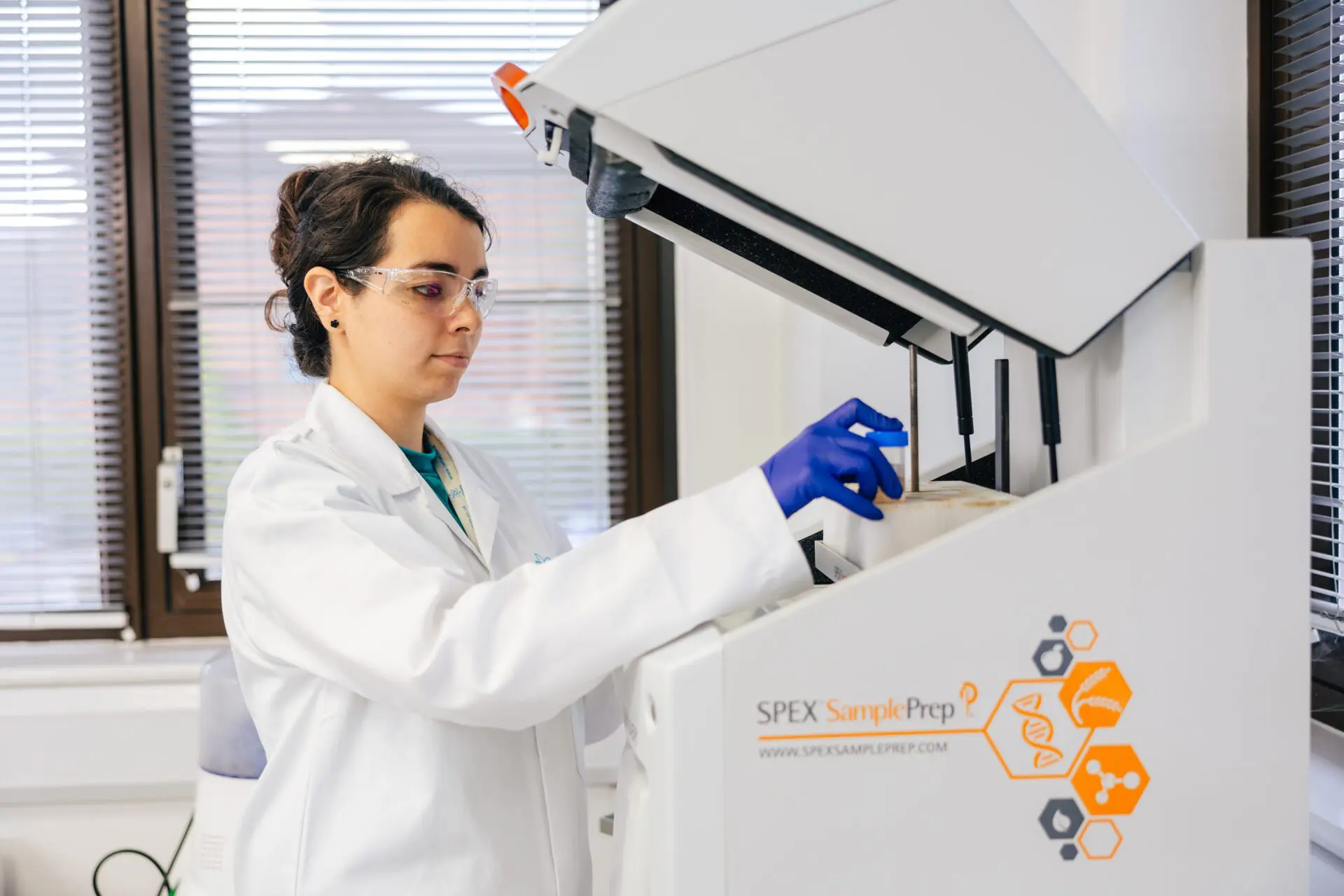 9H4A3155 Photo of a scientist with equipment in a lab